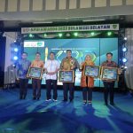 Bupati Lutra Terima Penghargaan KPID Awards