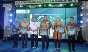 Bupati Lutra Terima Penghargaan KPID Awards