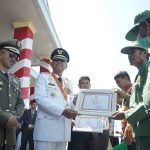 Bupati Luwu Serahkan Piagam Penghargaan Inovator Program Peningkatan Layanan Masyarakat