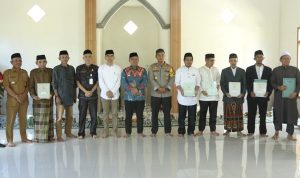 Pj Walikota Palopo Serahkan 3 Sertifikat Wakaf dan 6 Sertifikat BMN