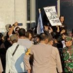 Mahasiswa dan Polisi Saling Dorong Saat Aksi Sumpah Pemuda di Makassar