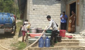 Kemarau Panjang, Pemkot Palopo dan Perumda Tirta Mangkaluku Salurkan Air Bersih