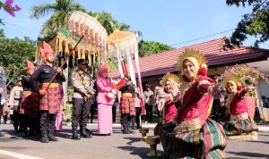 Kapolda Baru Tiba di Sulsel Disambut Tari Paduppa