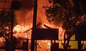 Bangunan Ruko Terbakar Saat Pengantaran Jenazah Lukas Embe