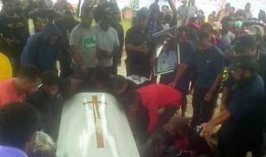 Massa Lukas Embe Masih Berkumpul di Rumah Duka
