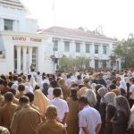 Bupati Lutim Pimpin Apel di Hari Perdana Masuk Kantor
