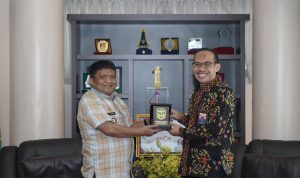 Pj Bupati Luwu Wacanakan Pemasangan Stiker Masyarakat Miskin Bagi Penerima BLT
