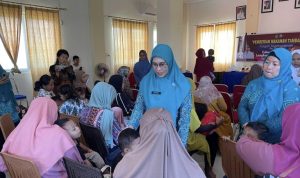 Ketua PKK Lutim Bagikan PMT Bagi Balita dan Ibu Hamil