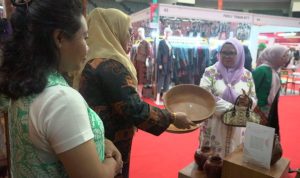 Stand Lutim di Inacraft 2024 Dikunjungi Istri Menteri Pertanian