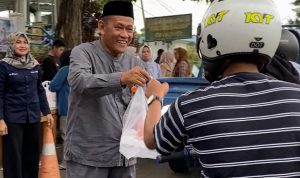 Jelang Waktu Buka Puasa, Perumda TM Palopo Berbagi Takjil Pada Masyarakat