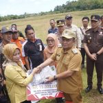 Pj Bupati Luwu Serahkan Bantuan dan Santunan Korban Longsor Luwu