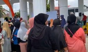 Warga Rela Berdesakan dan Mengantri Beli Bahan Pokok di Pasar Murah Palopo
