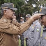 Bupati Luwu Serahkan Seragam dan Atribut Satlinmas