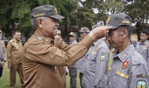 Bupati Luwu Serahkan Seragam dan Atribut Satlinmas