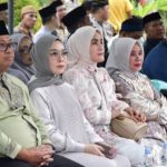 Bersama Ketua TP PKK Palopo, Pj Walikota Bukber Bersama Masyarakat di Kantor Camat Wara Timur