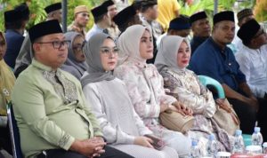 Bersama Ketua TP PKK Palopo, Pj Walikota Bukber Bersama Masyarakat di Kantor Camat Wara Timur