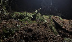 Tertutup Tanah Longsor, Akses Jalan di KM 8 Latuppa Lumpuh Total