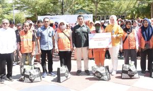 Kadis LH Apresiasi BNI Cabang Palopo Atas Pemberian 350 Paket Pada Tenaga Kebersihan