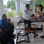 Pegang Nikel Hasil Cetakan Perdana PT BMS, Pj Bupati : ini Keberuntungan Buat Masyarakat Luwu