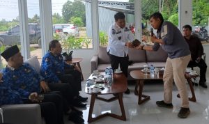 Pegang Nikel Hasil Cetakan Perdana PT BMS, Pj Bupati : ini Keberuntungan Buat Masyarakat Luwu