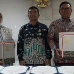 Penjabat Walikota Palopo Serah Terima LHP Atas LKPD Palopo 2023