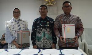 Penjabat Walikota Palopo Serah Terima LHP Atas LKPD Palopo 2023
