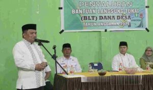 Secara Simbolis, Pj Bupati Luwu Serahkan BLT Dana Desa Tahap l 2024 di Desa Seppong