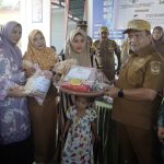 Pj. Bupati Luwu Bagikan Paket Pangan Bergizi Pada Balita Stunting
