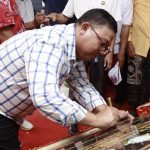 Asrul Sani Tandatangani Prasasti Peresmian Kuburan Umat Hindu