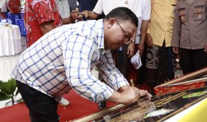 Asrul Sani Tandatangani Prasasti Peresmian Kuburan Umat Hindu
