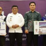 Pj Bupati Luwu Serahkan 18 Unit Smartboard Untuk Tingkat SD dan SMP