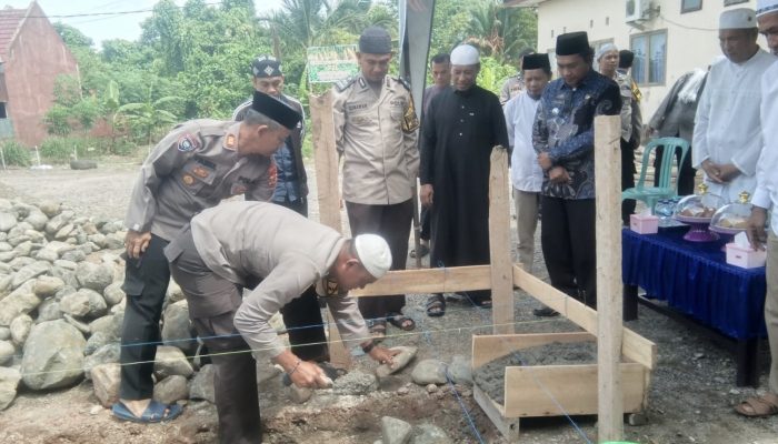 Pembangunan Mushollah Polsek Wara Selatan Dimulai, Kapolres Palopo Letakkan Batu Pertama