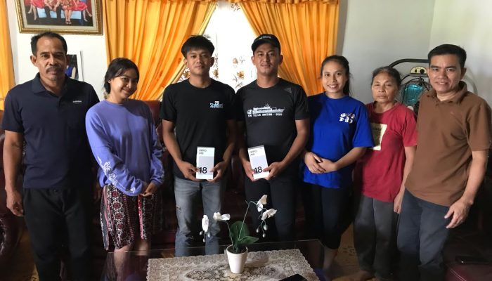 Keluarga Feni Ere Berikan 2 Handphone Kepada Penemu Kerangka Anaknya