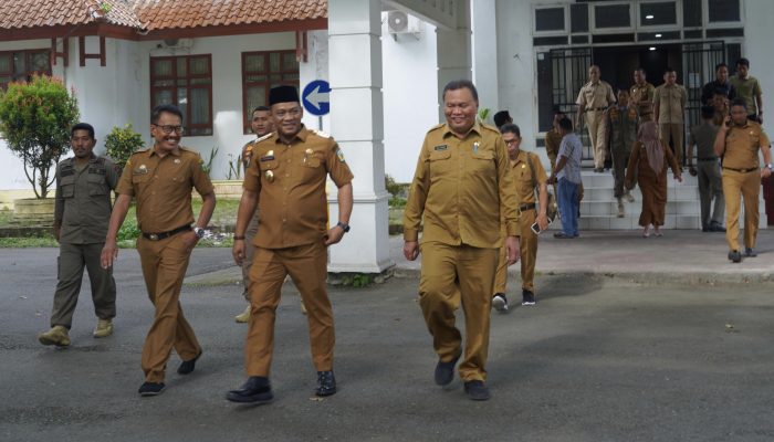 Hari Pertama Berkantor, Bupati Luwu Lakukan Sidak di Sejumlah OPD