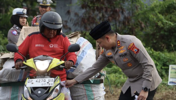 Kapolres Luwu Pimpin Pembagian Takjil Pada Pengendara di Bulan Ramadan