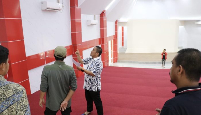 Bupati Luwu Timur Tinjau Gedung Pemuda, Soroti Finishing yang Kurang Rapi