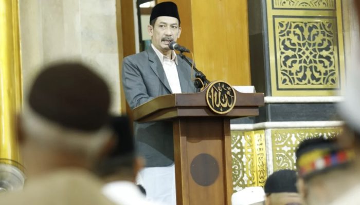 Penuh Makna dan Pesan Kebangsaan, Pj Wali Kota Palopo Firmanza DP Imami Salat Idulfitri di Masjid Agung