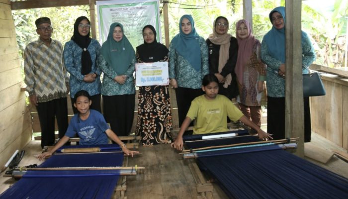 Dekranasda Kabupaten Luwu Kunjungi Pengrajin Tenun di Desa Ilan Batu Uru