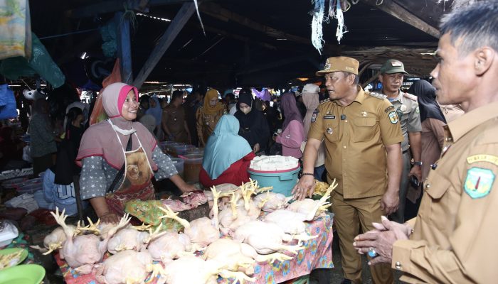 Jelang Idul Adha, Bupati Luwu Tinjau Pasar Bajo Pastikan Harga Sembako Stabil