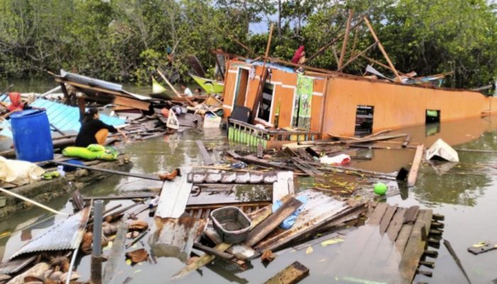 Enam Rumah Luluh Lantak Diterjang Angin Puting Beliung di Desa Padang Kalua