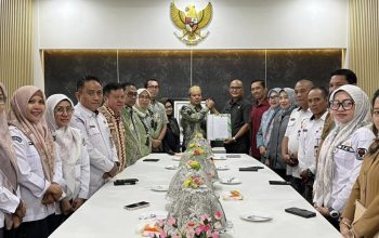 Ketua DPRD Palopo Terima Hasil Penetapan Kemenangan Pasangan Naili-Akhmad dari KPU Sulsel