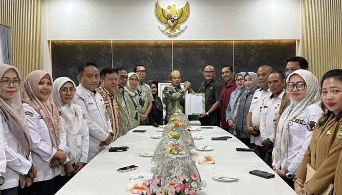 Ketua DPRD Palopo Terima Hasil Penetapan Kemenangan Pasangan Naili-Akhmad dari KPU Sulsel