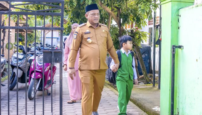 Bupati Luwu Turut Kampanyekan Gerakan Nasional, Ayah Mengantar Anak di Hari Pertama Sekolah