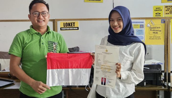 Bangkitkan Nasionalisme, Polres Palopo Bagikan Bendera Merah Putih di Layanan SKCK
