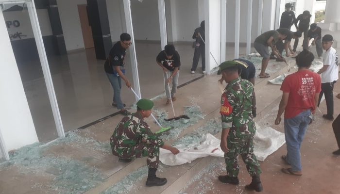 DPRD Palopo, TNI dan Masyarakat Serta Forpa Bersihkan Puing-Puing Kaca dan Batu Pasca Demo