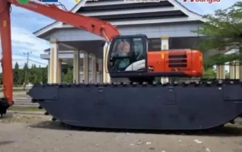 Perkuat Mitigasi Banjir, Pemkab Luwu Turungkan Ekskavator Amfibi