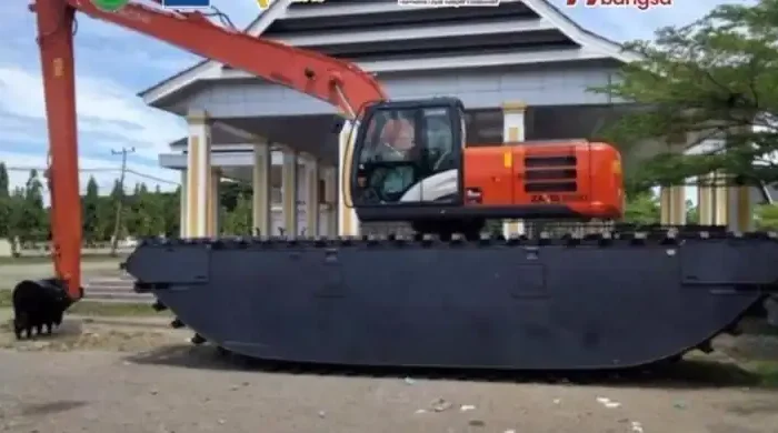 Perkuat Mitigasi Banjir, Pemkab Luwu Turungkan Ekskavator Amfibi