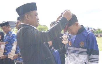 Bupati Patahudding Serahkan Penghargaan kepada Pelajar Berprestasi