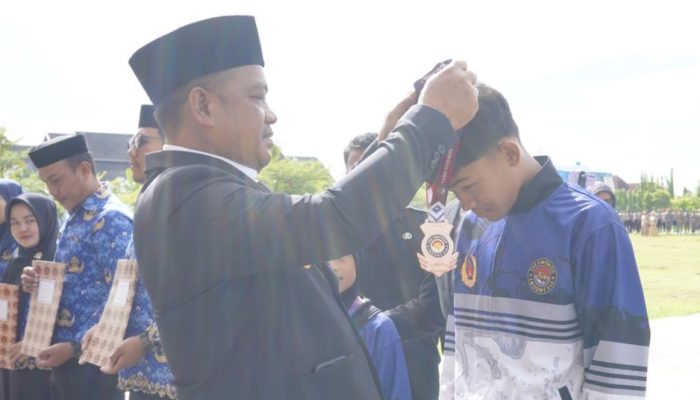 Bupati Patahudding Serahkan Penghargaan kepada Pelajar Berprestasi