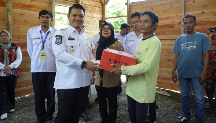 Wakil Bupati Luwu Tinjau Warga Terdampak Angin Kencang di Lamasi